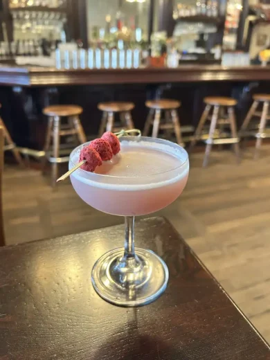 Cloverclub. Gin, Chamboard, lemon, raspberry, egg white
